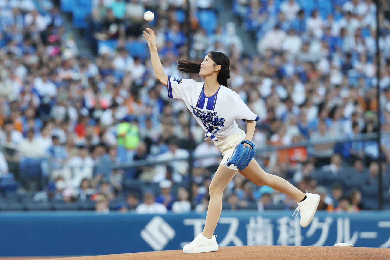 DeNA対巨人　始球式を務める女子ゴルファーの鈴木愛佳子（撮影・宮地輝）