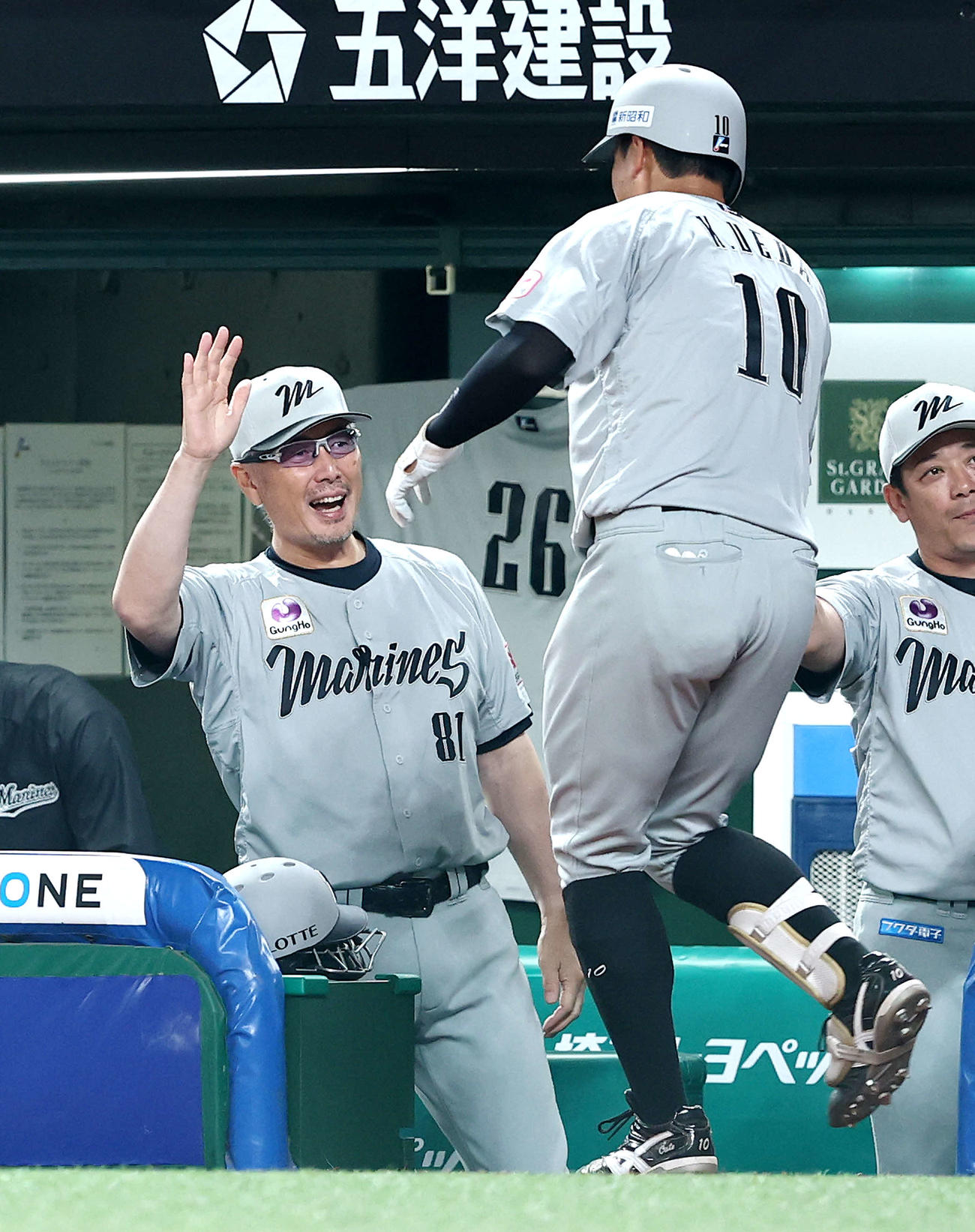 西武対ロッテ　4回表ロッテ1死一塁、右中間逆転2点本塁打で生還する上田（右）を笑顔で迎える吉井監督（2025年8月2日撮影）