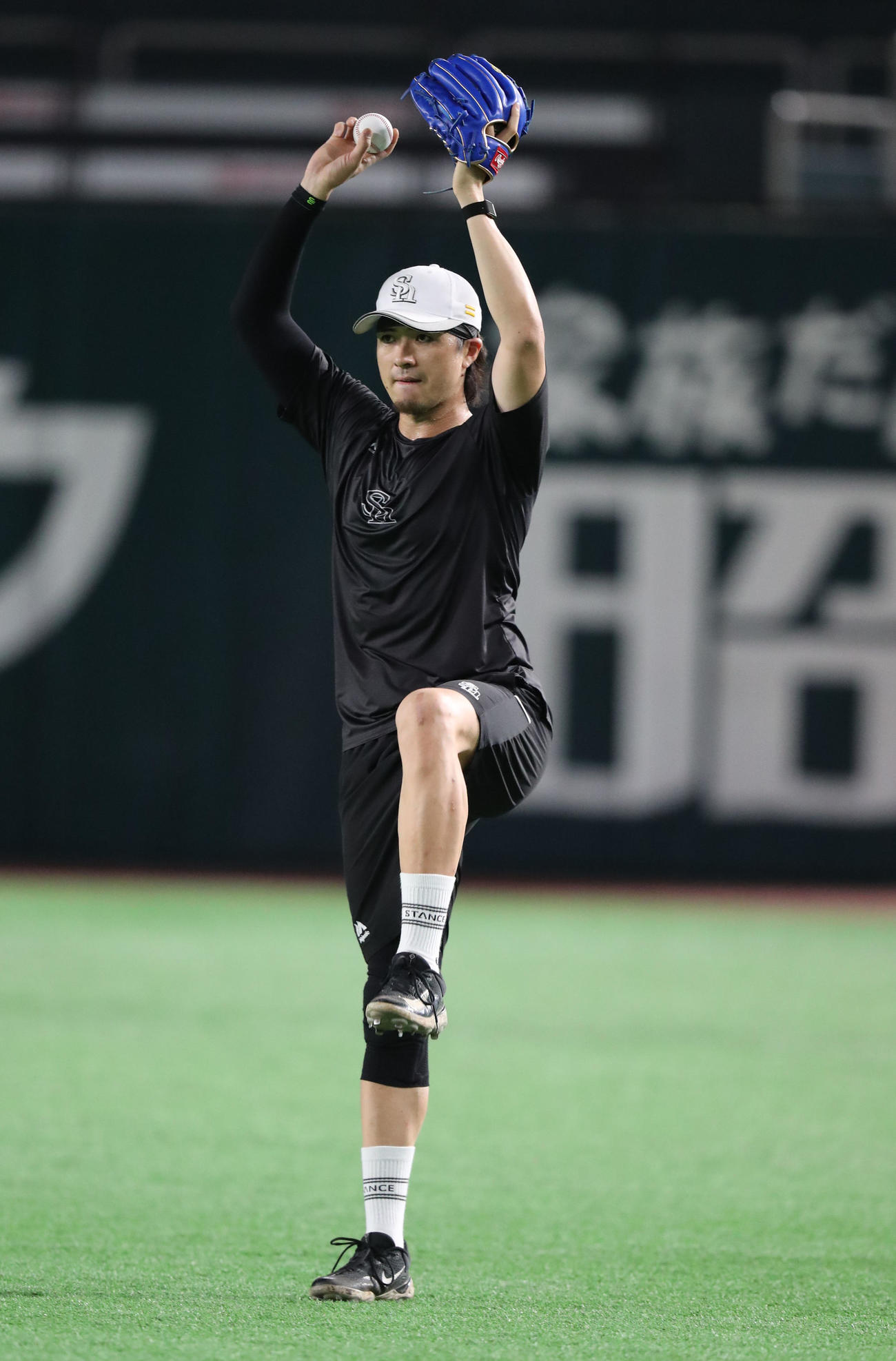 キャッチボールで調整する上沢（撮影・梅根麻紀）