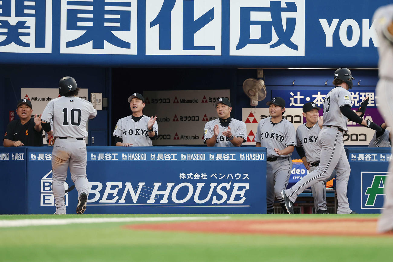 DeNA対巨人　1回表巨人2死満塁、リチャードが左前適時打を放ち手をたたく阿部監督（中央）（撮影・宮地輝）