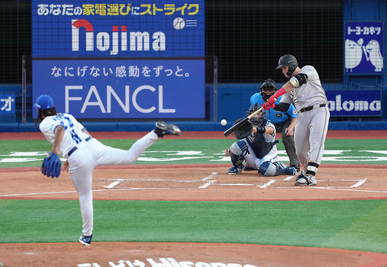 DeNA対巨人　1回表巨人2死満塁、リチャードは先制の左前2点適時打を放つ。投手ジャクソン（撮影・足立雅史）
