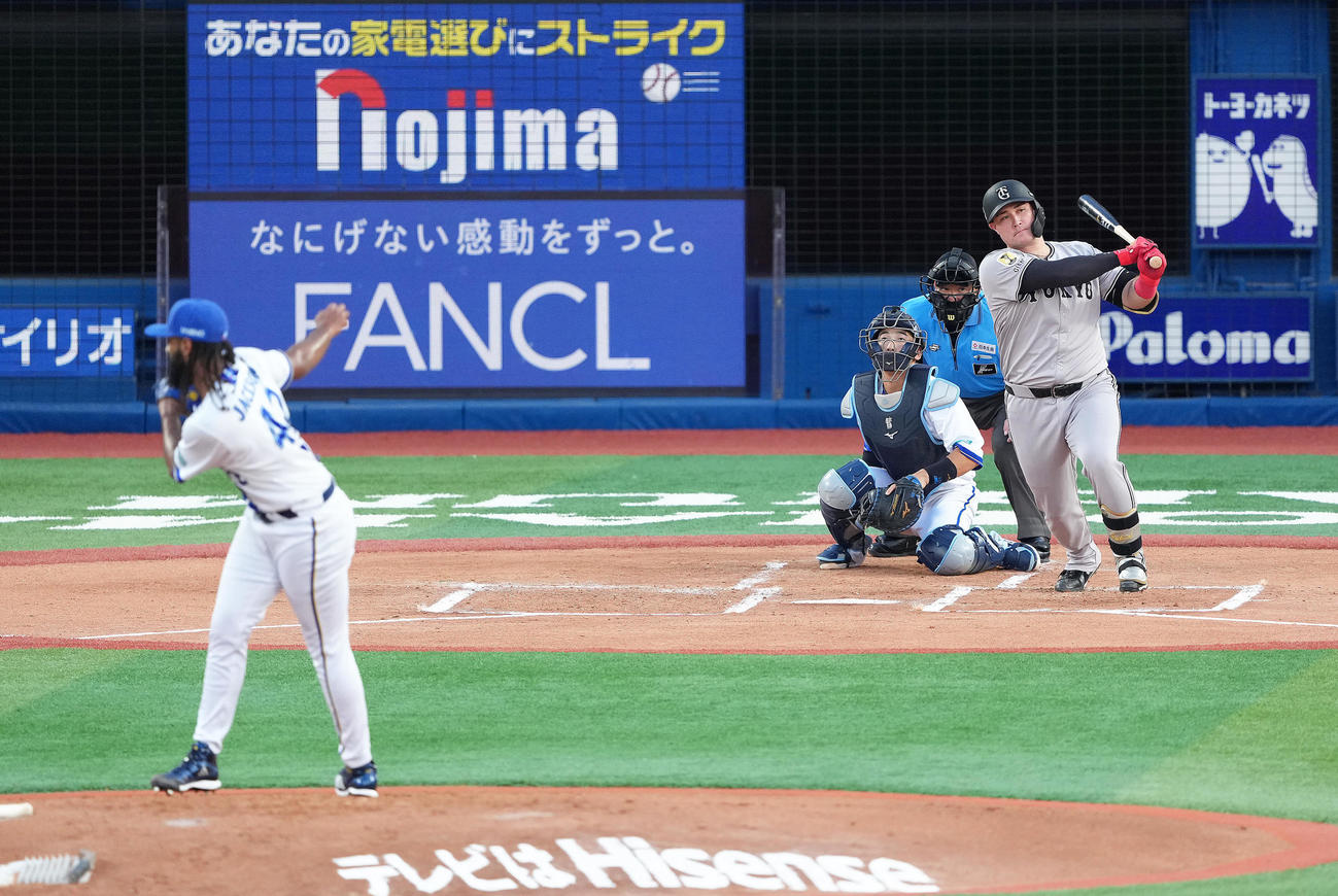 DeNA対巨人　1回表巨人2死満塁、リチャードは先制の左前2点適時打を放つ。投手ジャクソン（撮影・足立雅史）