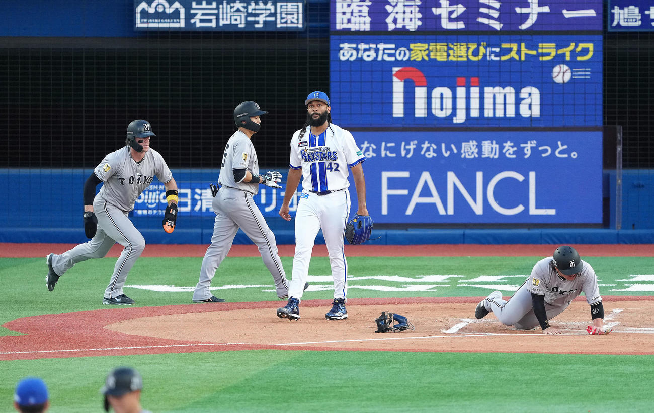 DeNA対巨人　1回表巨人2死満塁、リチャードに先制の左前2点適時打を浴びたジャクソン（左から3人目）（撮影・足立雅史）