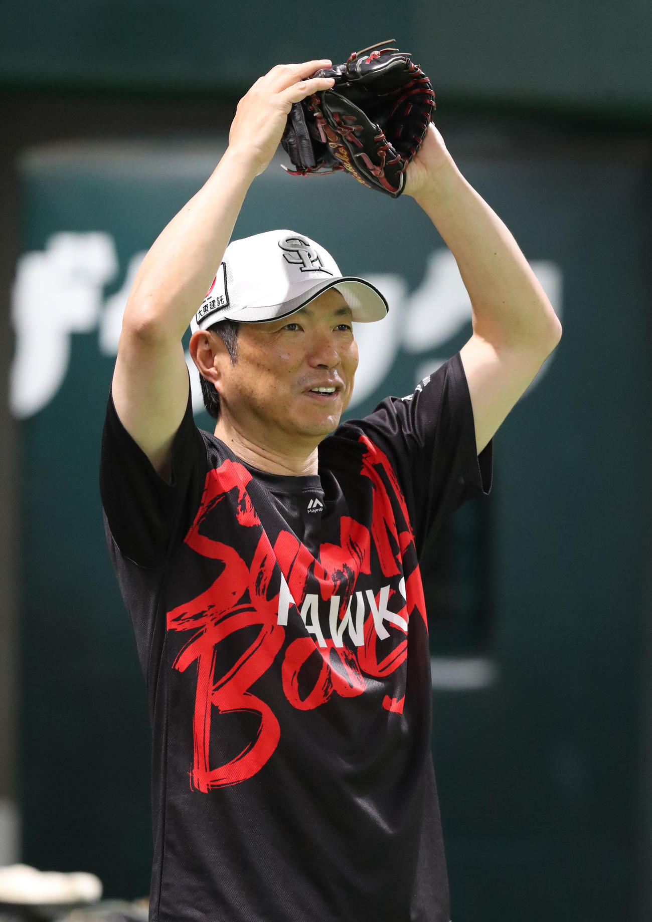 練習終了後、笑顔で話をする小久保監督（撮影・梅根麻紀）