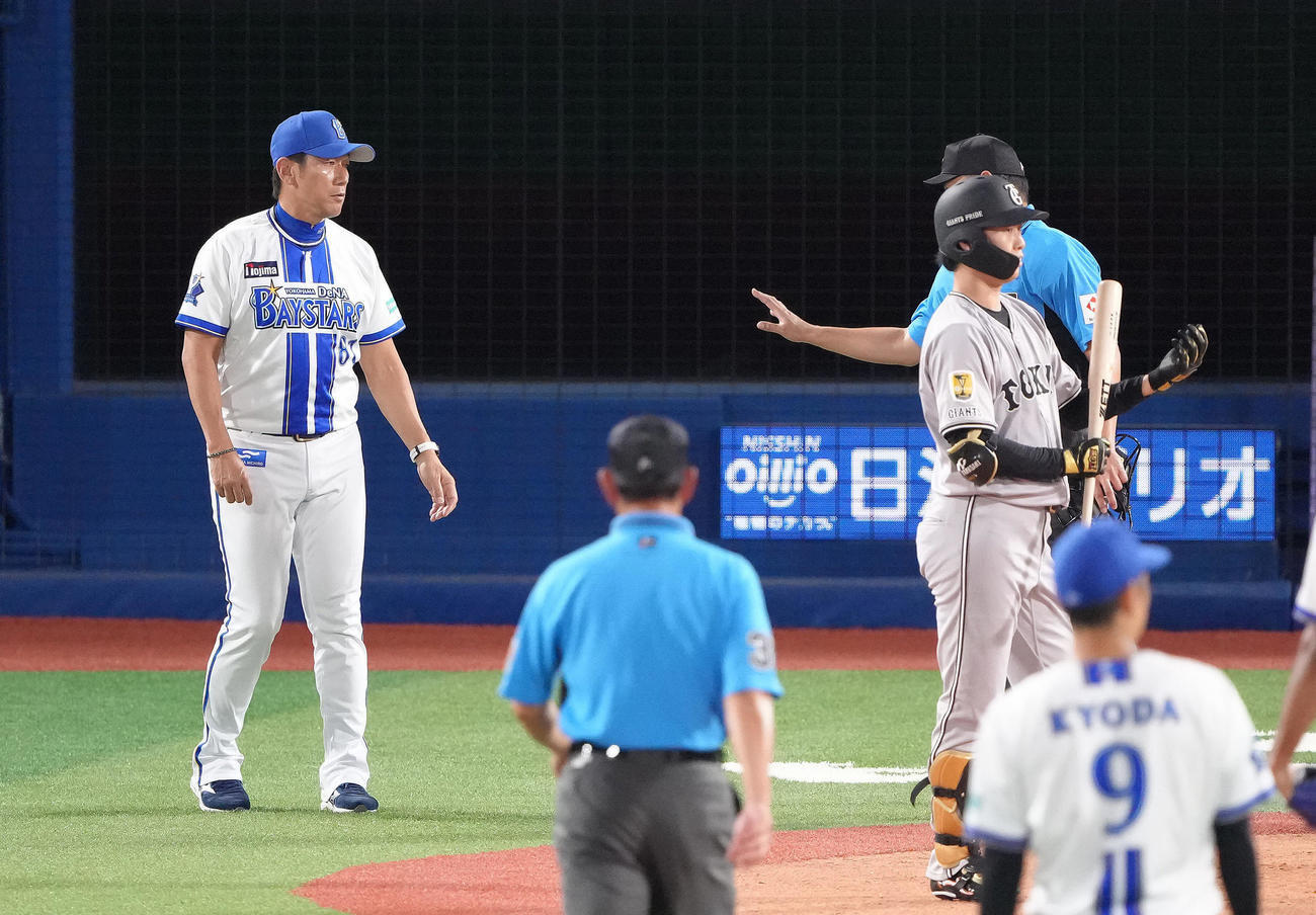 DeNA対巨人　4回表DeNA1死二、三塁、球審に判定を確認しようとするDeNA三浦監督（左）（撮影・足立雅史）