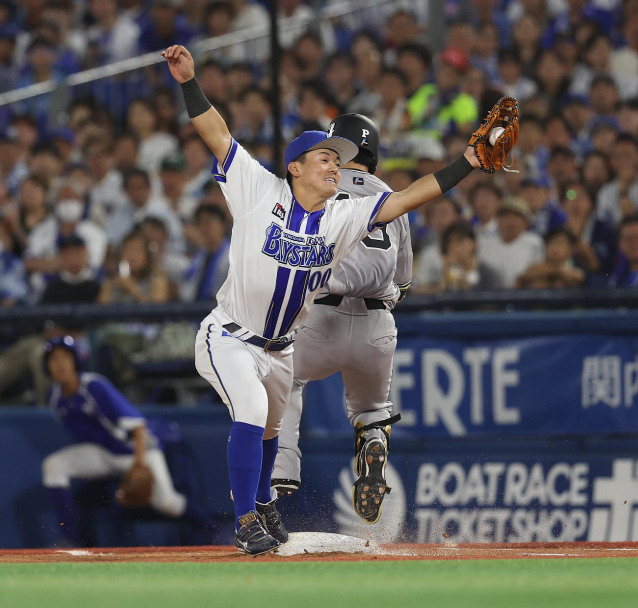DeNA対巨人　4回表巨人1死二、三塁、バントを決め出塁する山﨑。二塁手林（撮影・水谷安孝）
