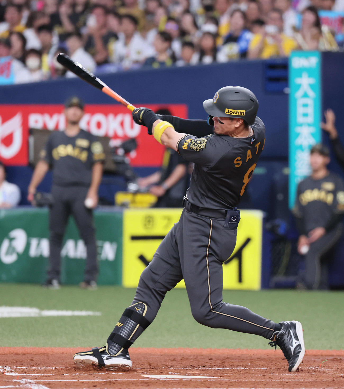 阪神対ヤクルト　4回裏阪神2死、佐藤輝は右越え先制本塁打を放つ（撮影・宮崎幸一)