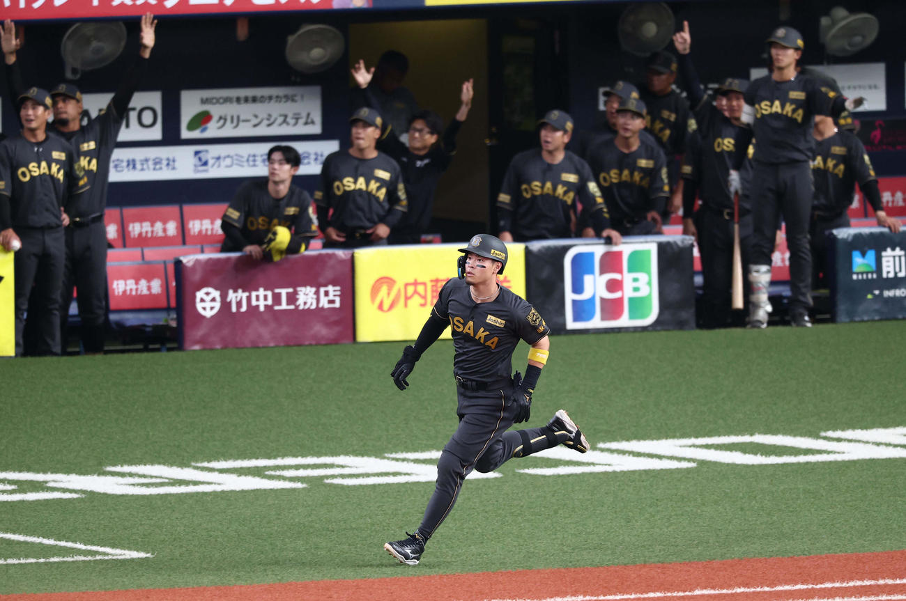 阪神対ヤクルト　4回裏阪神2死、佐藤輝は右越えに30号本塁打を放つ（撮影・上田博志）
