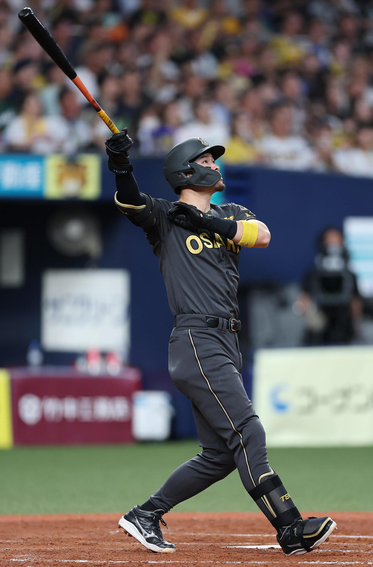 阪神対ヤクルト　4回裏阪神2死、右越え先制本塁打を放つ佐藤輝（撮影・前田充）