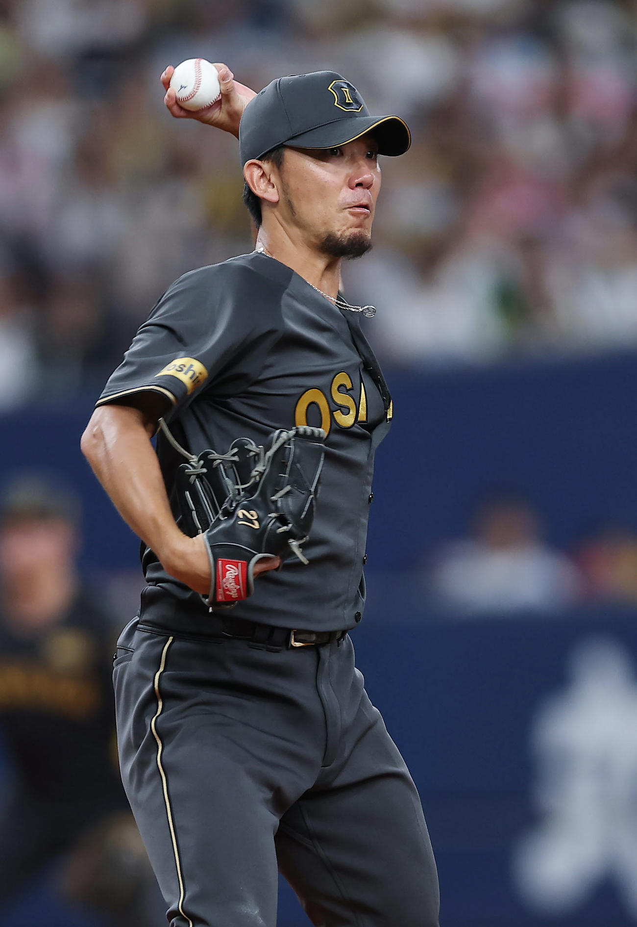 阪神対ヤクルト　7回表ヤクルト無死一塁、けん制で一走村上を誘い出す伊藤将（撮影・前田充）