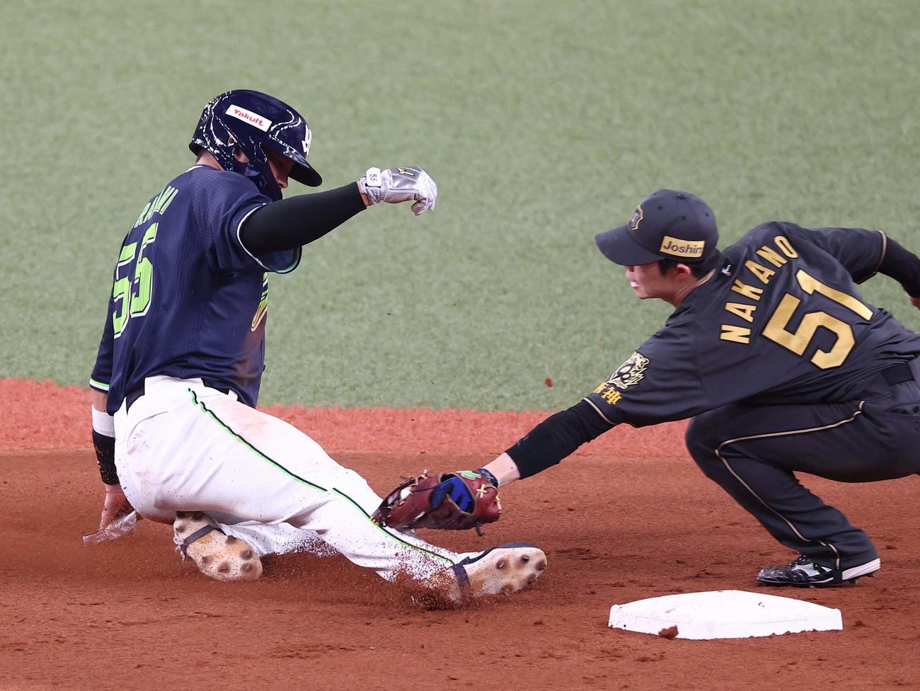 阪神対ヤクルト　7回表ヤクルト無死一塁、村上は二盗に失敗する（撮影・上田博志）