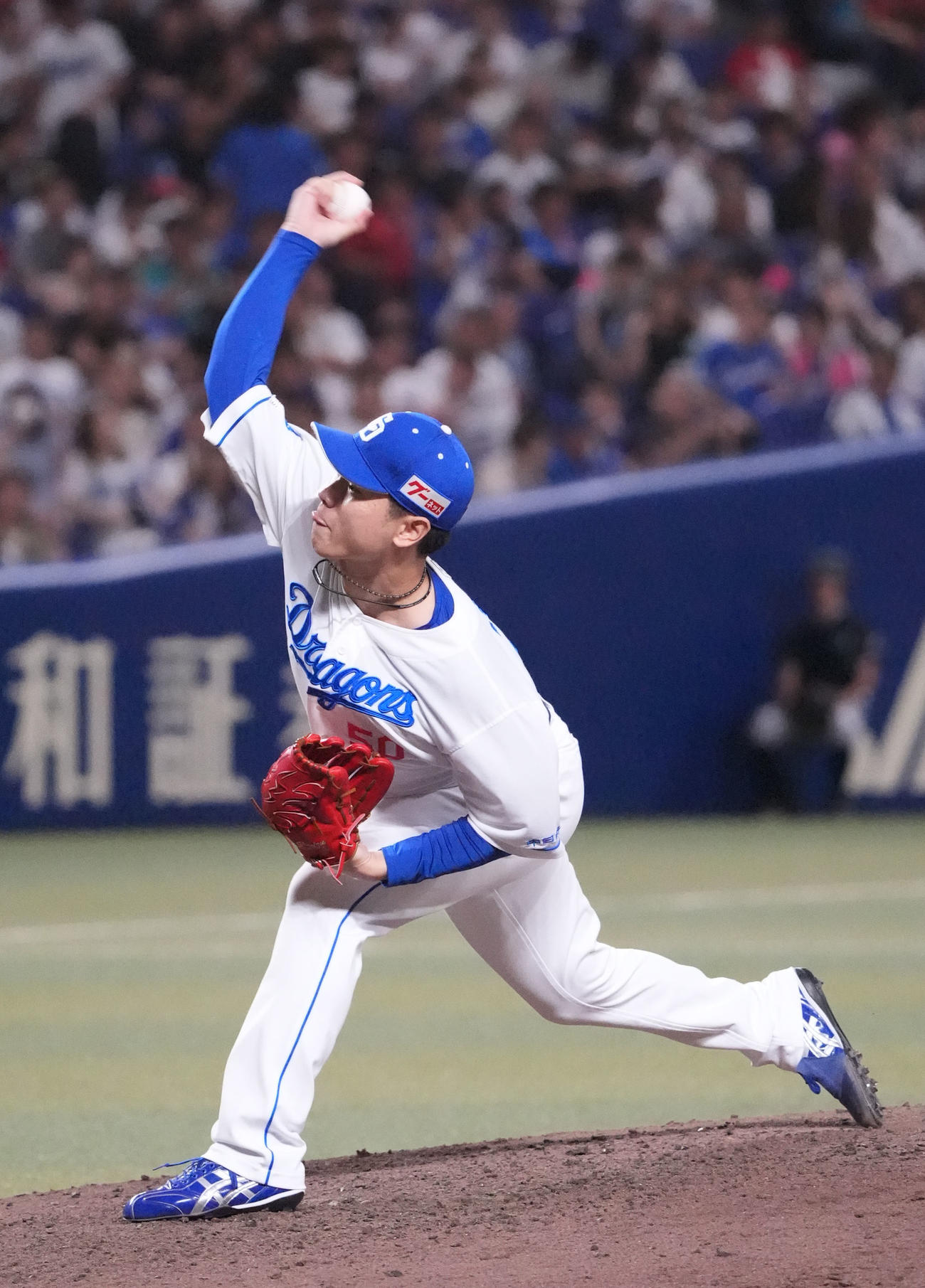 中日対広島　10回表、中日4番手で登板する清水（撮影・森本幸一）