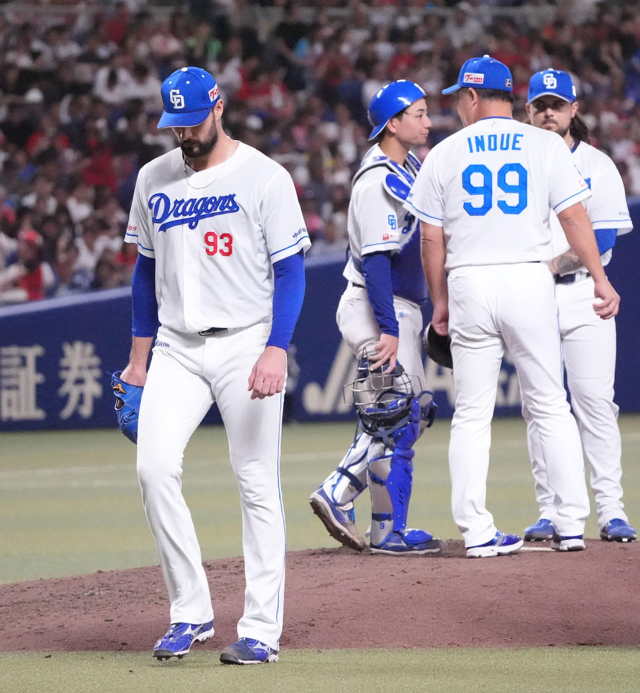 中日対広島　8回表広島2死一、二塁、マラー（左）はマウンドを降りる（撮影・森本幸一）