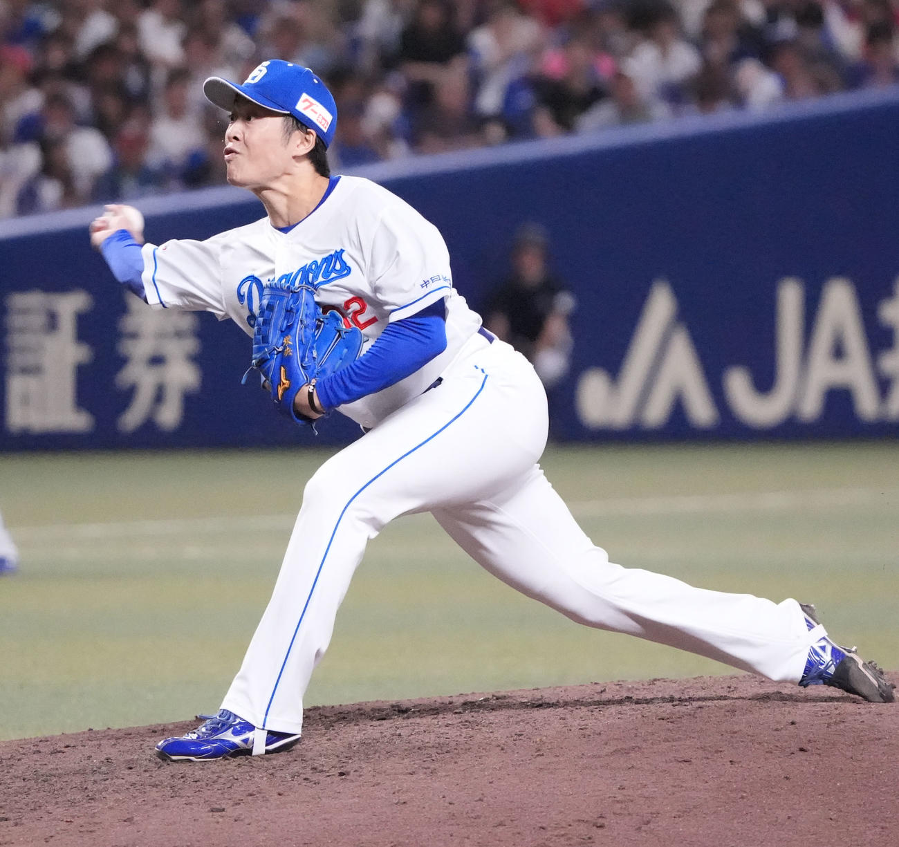 中日対広島　8回表広島2死一、二塁、中日2番手で登板する伊藤（撮影・森本幸一）