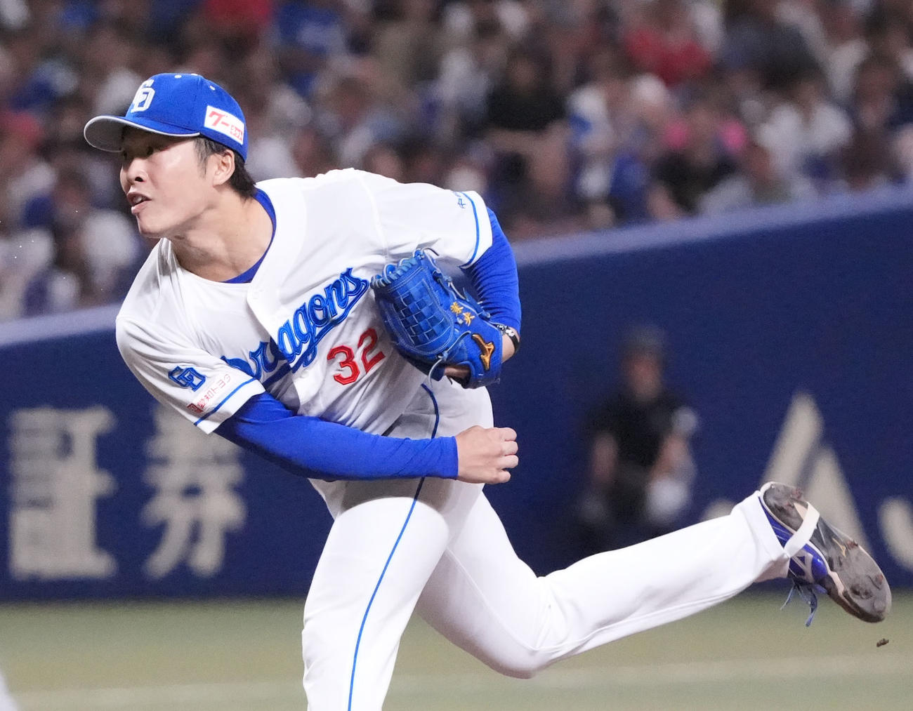 中日対広島　8回表広島2死一、二塁、中日2番手で登板する伊藤（撮影・森本幸一）