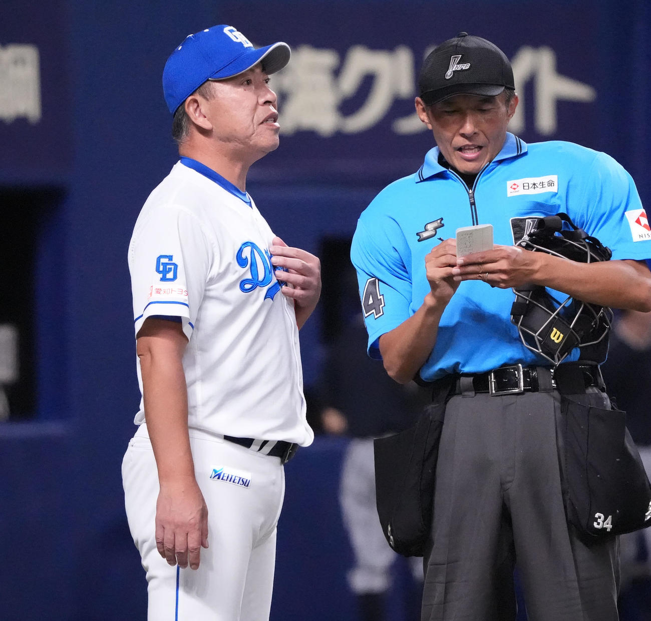 中日対広島　8回終了、井上監督（左）は選手交代を告げる（撮影・森本幸一）