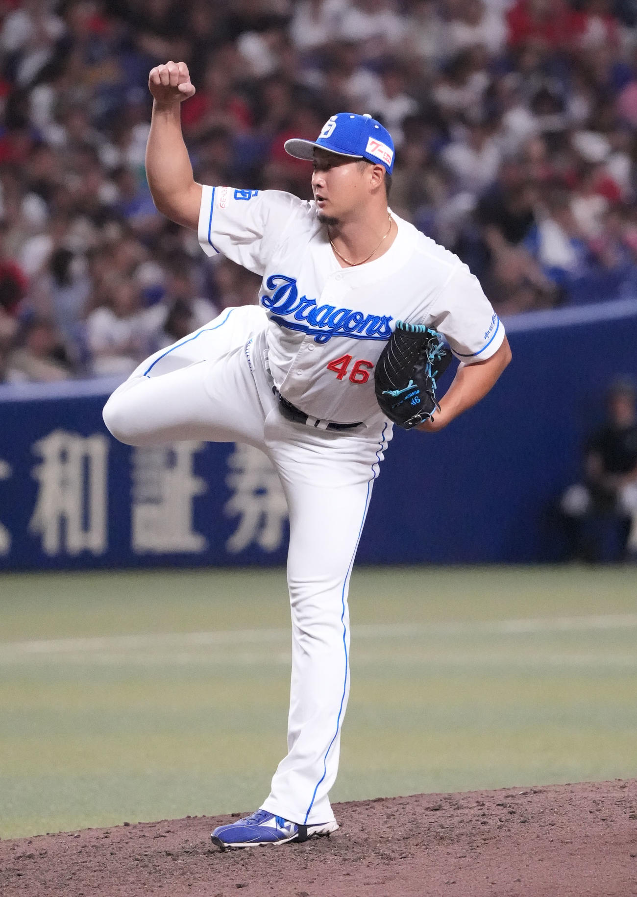 中日対広島　9回表、中日3番手で登板する梅野（撮影・森本幸一）