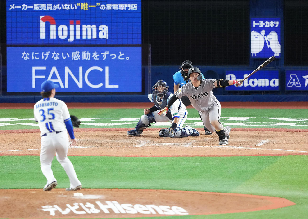 DeNA対巨人　7回表巨人1死満塁、甲斐は左前適時打を放つ。投手橋本（撮影・足立雅史）