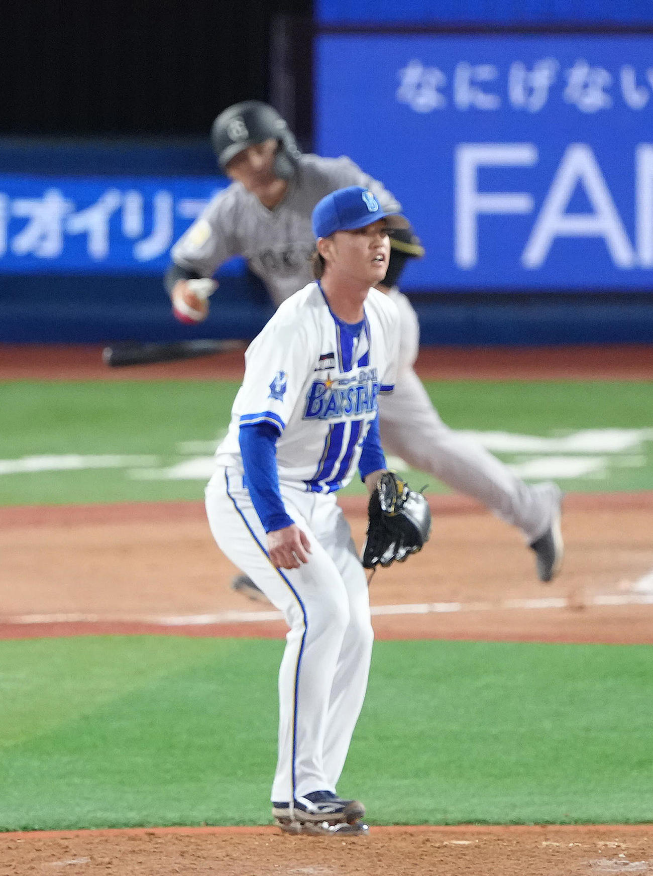 DeNA対巨人　7回表巨人1死満塁、甲斐に左前適時打を浴びた橋本（撮影・足立雅史）
