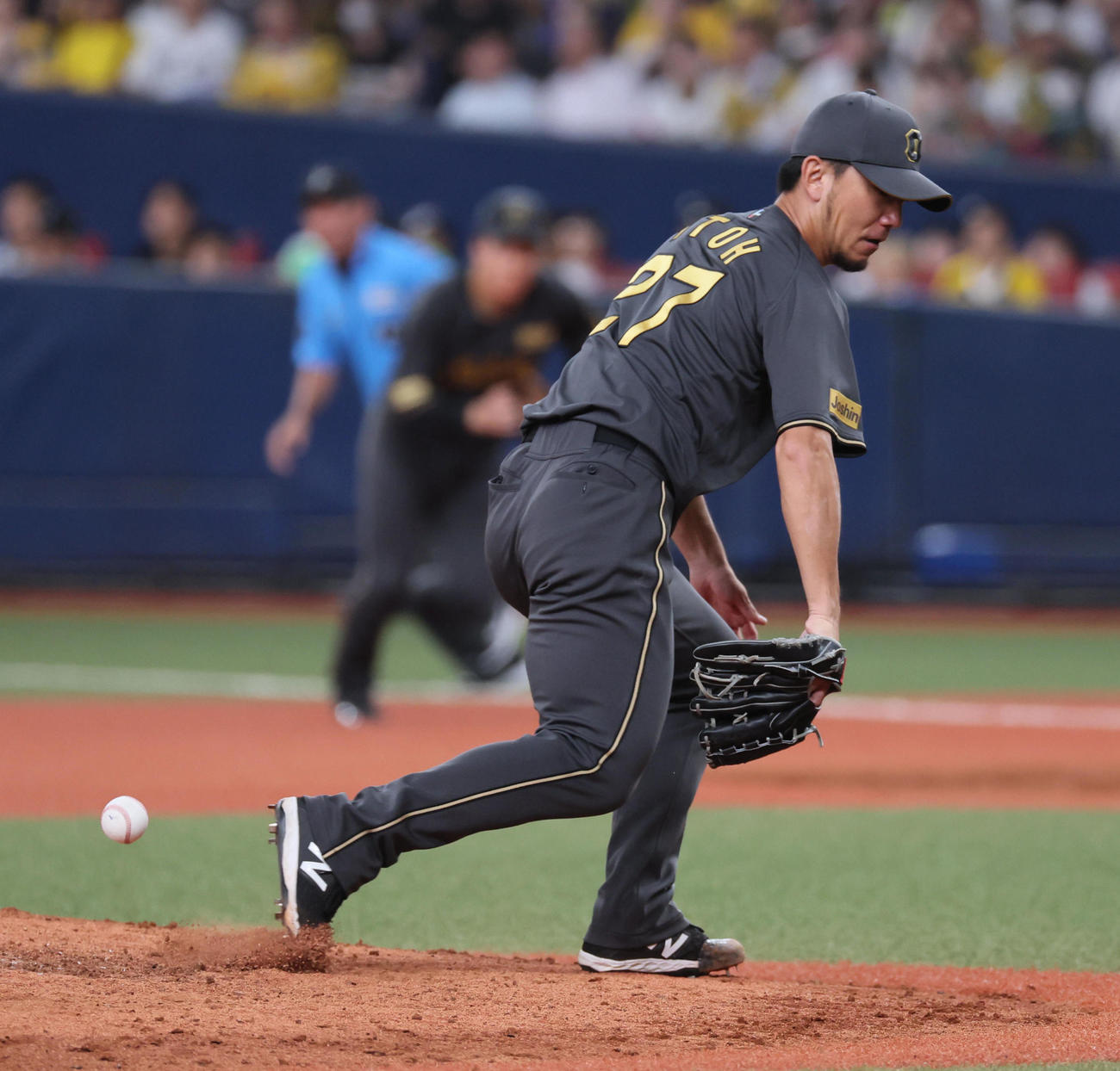 阪神対ヤクルト　7回表ヤクルト2死一、二塁、伊藤将は長岡の打球をグラブではじくも冷静な処理で投ゴロとする（撮影・宮崎幸一)
