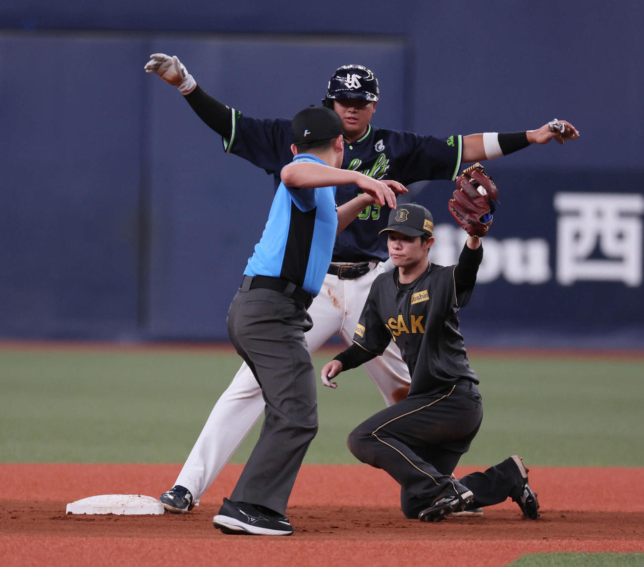 阪神対ヤクルト　7回表ヤクルト無死一塁、伊藤将は村上をけん制で誘い出し二塁でタッチアウトとする（撮影・宮崎幸一)