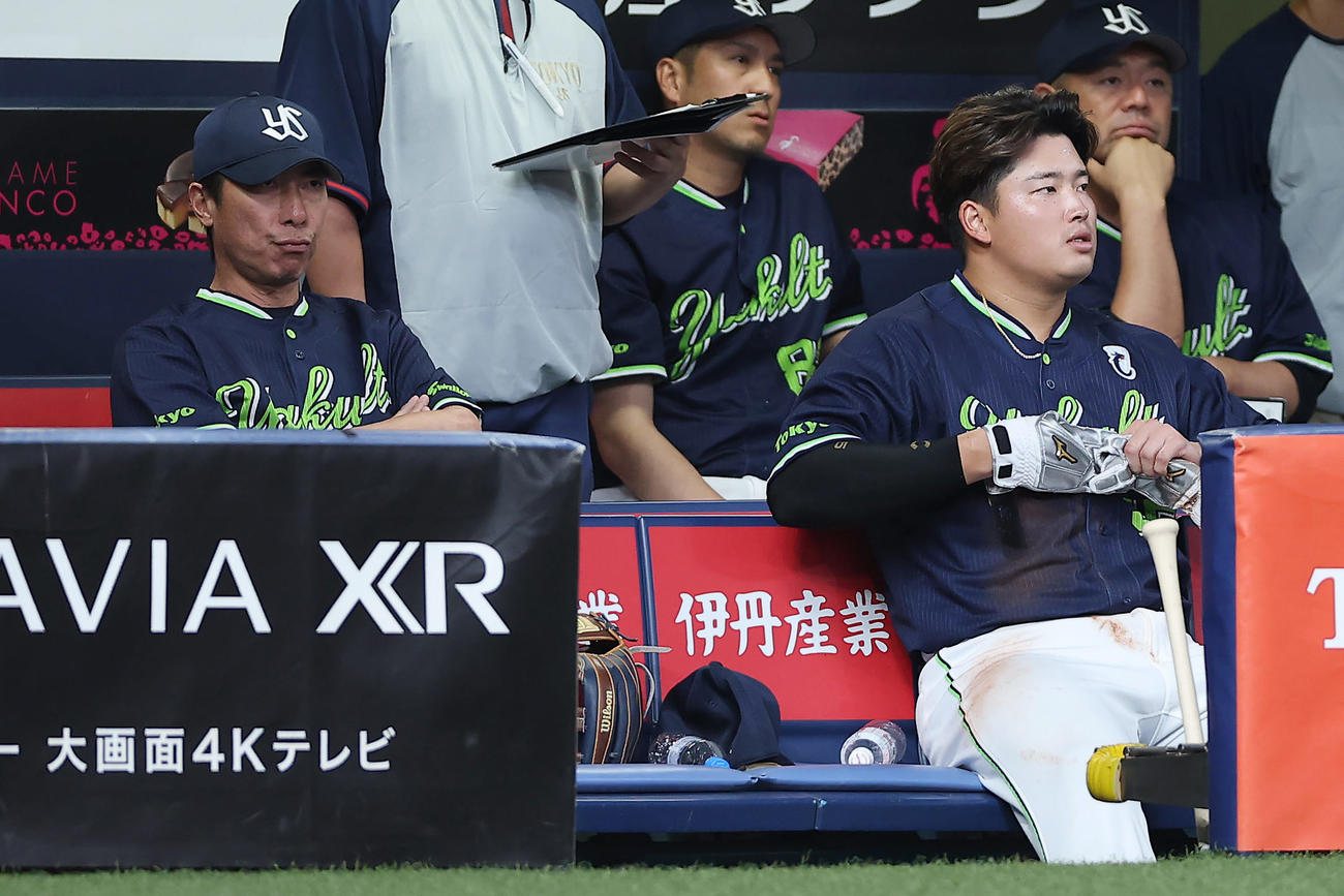 阪神対ヤクルト　7回表ヤクルト無死一塁、伊藤将のけん制で誘い出され二盗に失敗した村上（右）と厳しい表情を見せる高津監督（撮影・前田充）