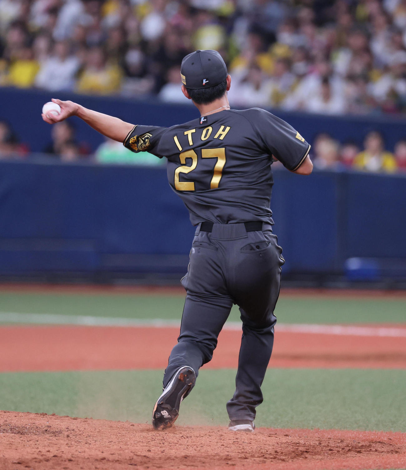 阪神対ヤクルト　7回表ヤクルト2死一、二塁、伊藤将は長岡の打球をグラブではじくも冷静な処理で投ゴロとする（撮影・宮崎幸一)