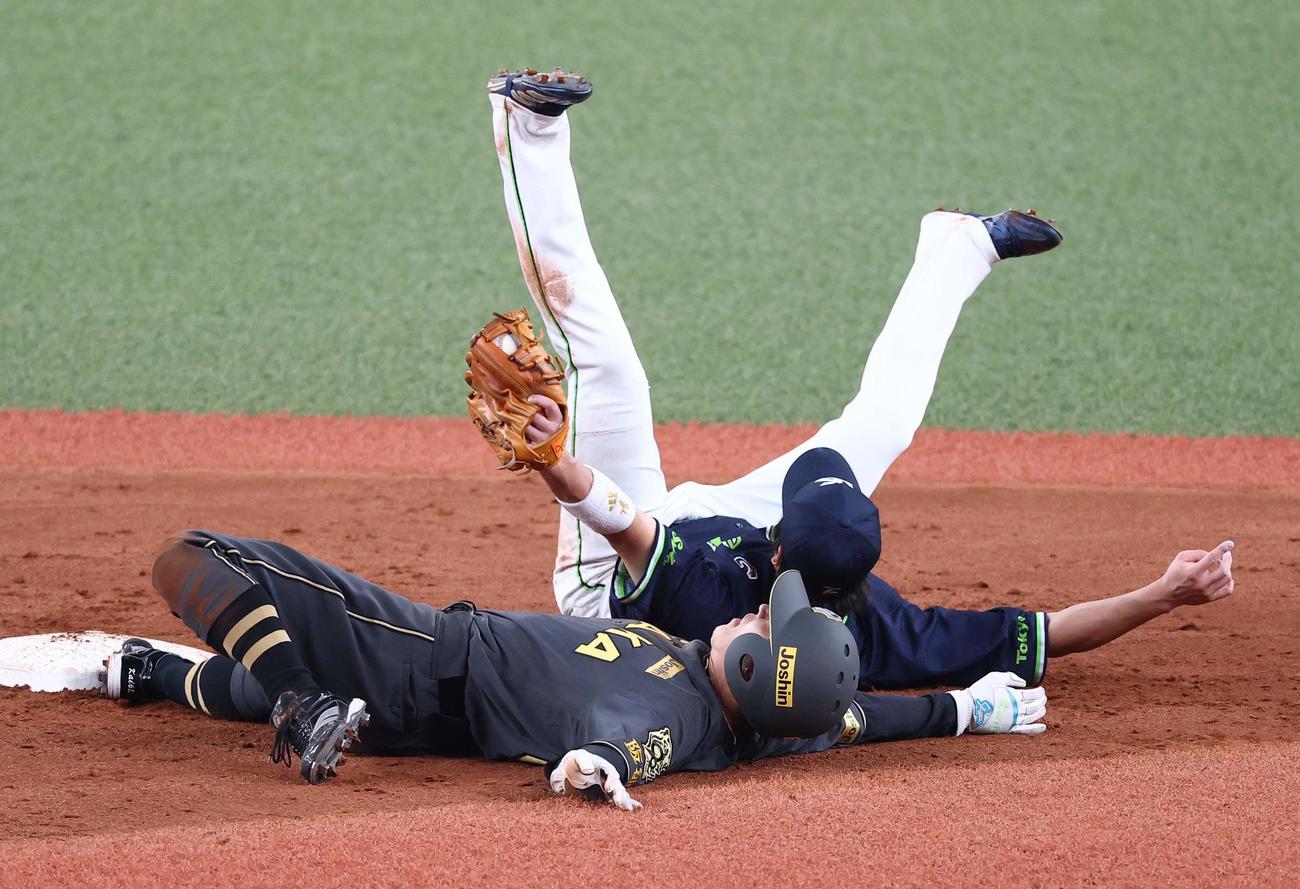 阪神対ヤクルト　9回裏阪神1死一塁、植田（下）は二盗に失敗する。二塁手は山田（撮影・上田博志）