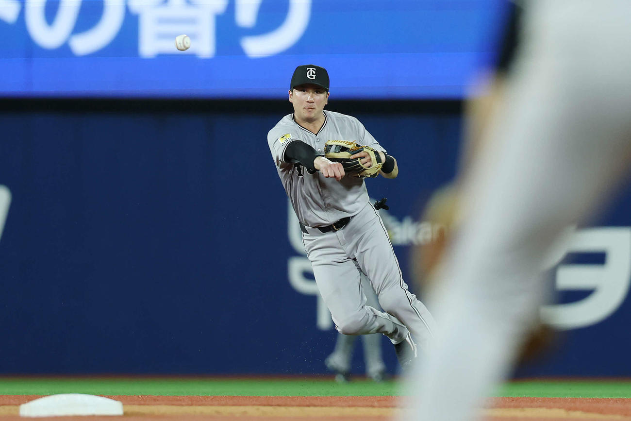 DeNA対巨人　4回裏DeNA無死、好守備でオースティンを遊ゴロにする泉口（撮影・宮地輝）