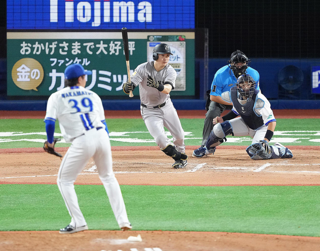 DeNA対巨人　6回表巨人無死一、二塁、泉口は左前打を放つ。投手若松（撮影・足立雅史）