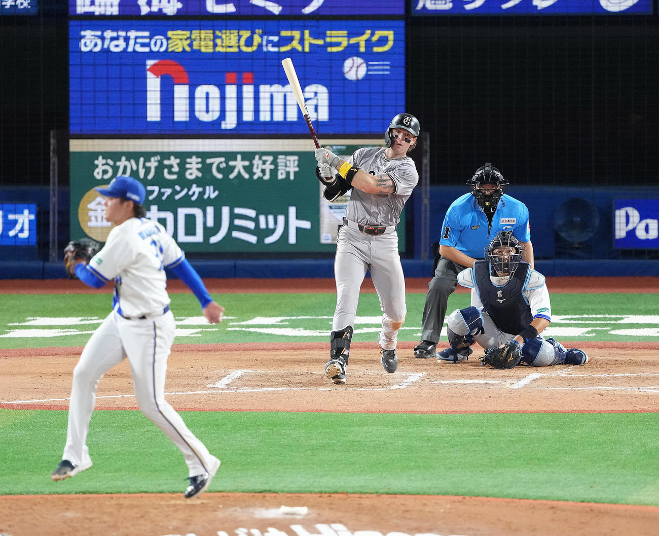 DeNA対巨人　6回表巨人無死満塁、キャベッジは中前適時打を放つ。投手若松（撮影・足立雅史）