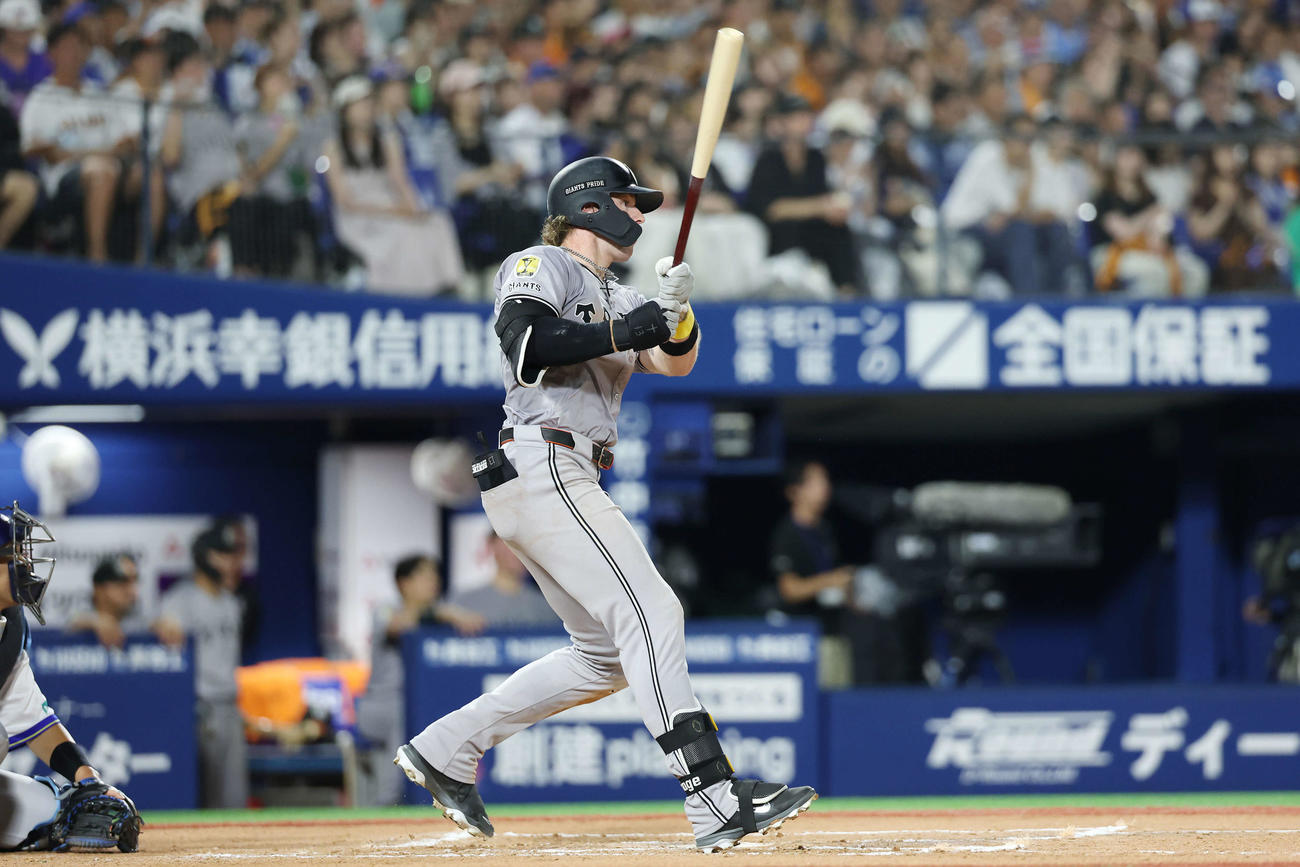 DeNA対巨人　6回表巨人無死満塁、中前適時打を放つキャベッジ（撮影・宮地輝）