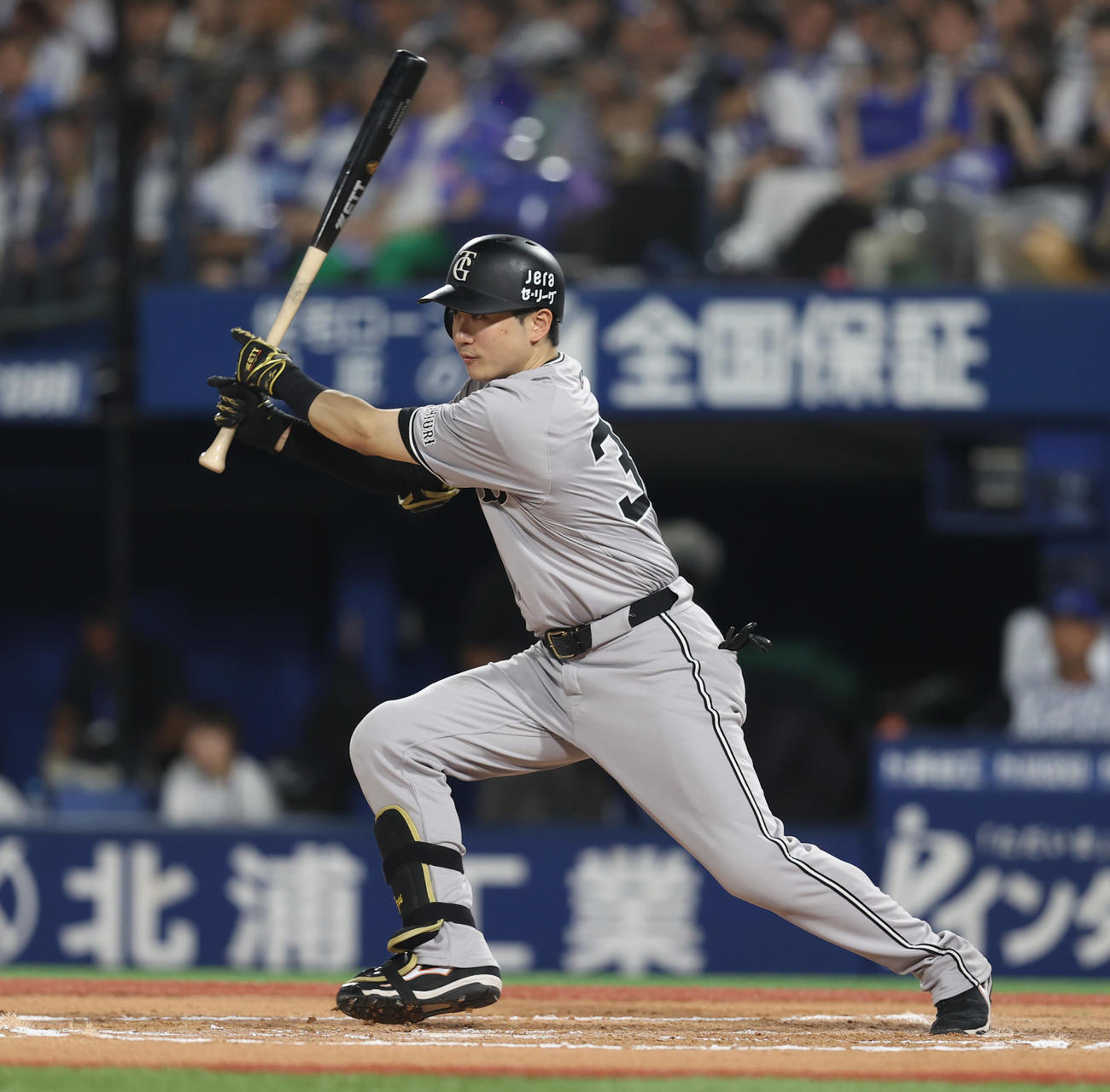DeNA対巨人　6回表巨人無死一、二塁、左前打を放つ泉口（撮影・水谷安孝）