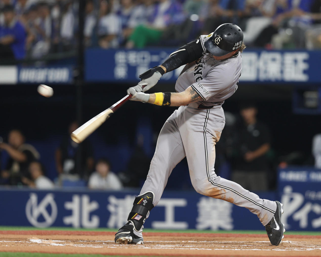 DeNA対巨人　6回表巨人無死満塁、中前適時打を放つキャベッジ（撮影・水谷安孝）