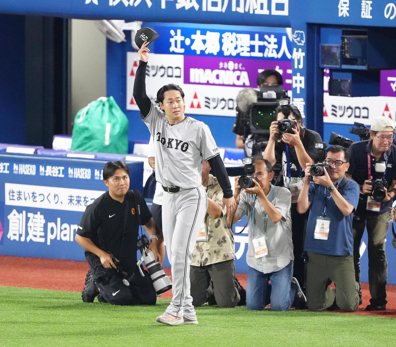 DeNA対巨人　今季9勝目を挙げ、スタンドの声援に応える巨人山崎（撮影・足立雅史）