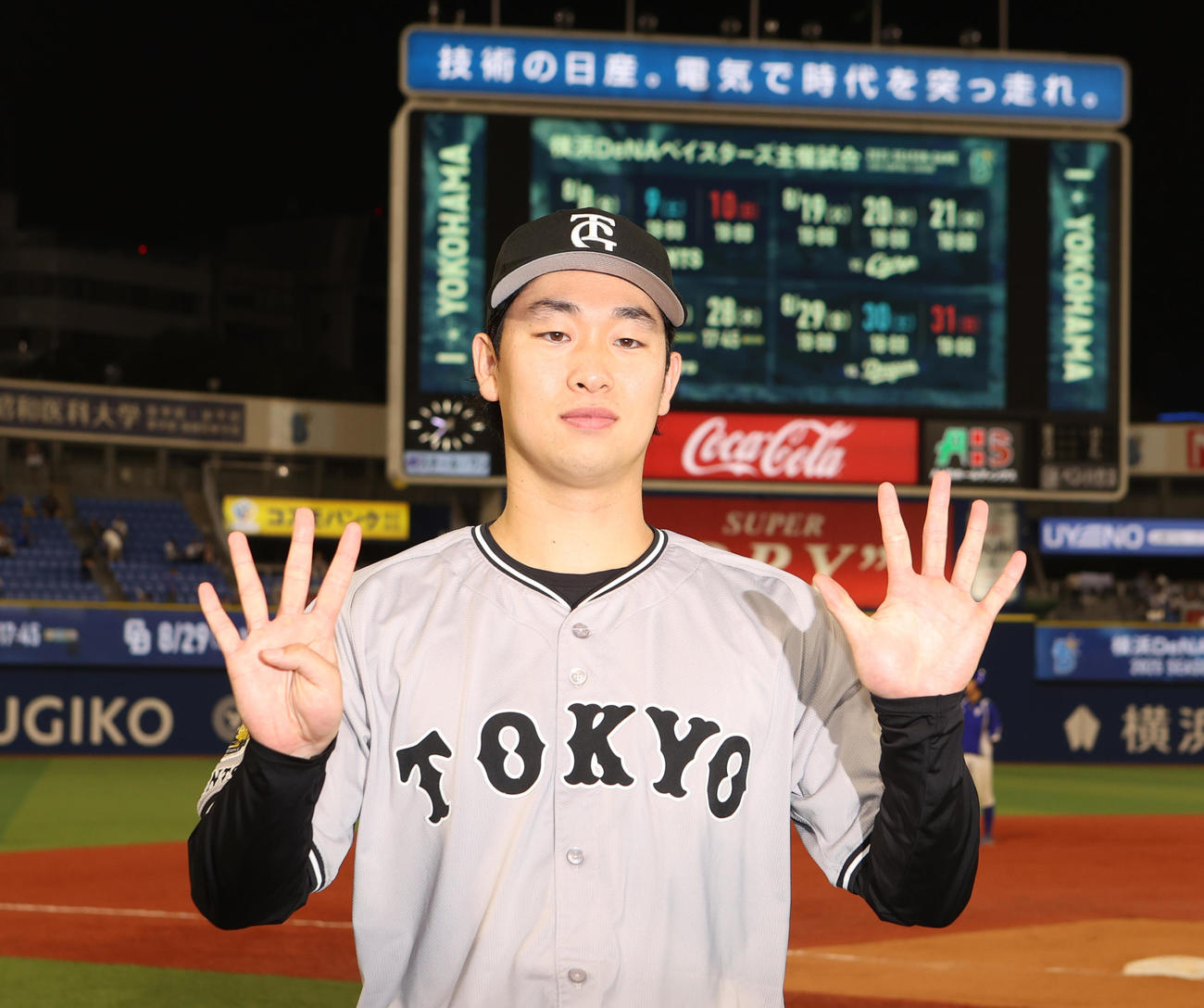 DeNA対巨人　9勝目を挙げ指で「9」を表す巨人山﨑（撮影・水谷安孝）