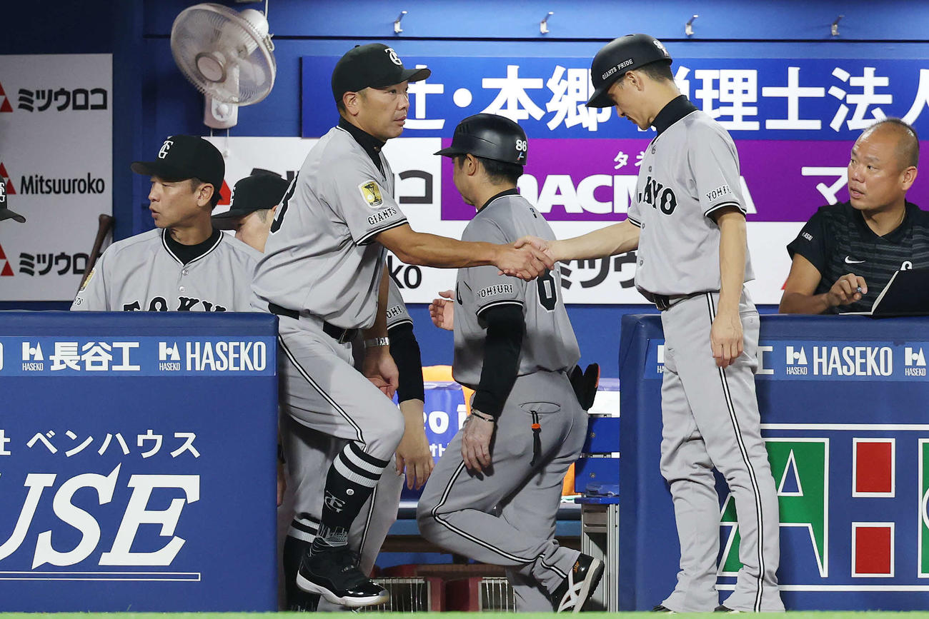 DeNA対巨人　勝利し握手を交わす巨人阿部監督（撮影・宮地輝）
