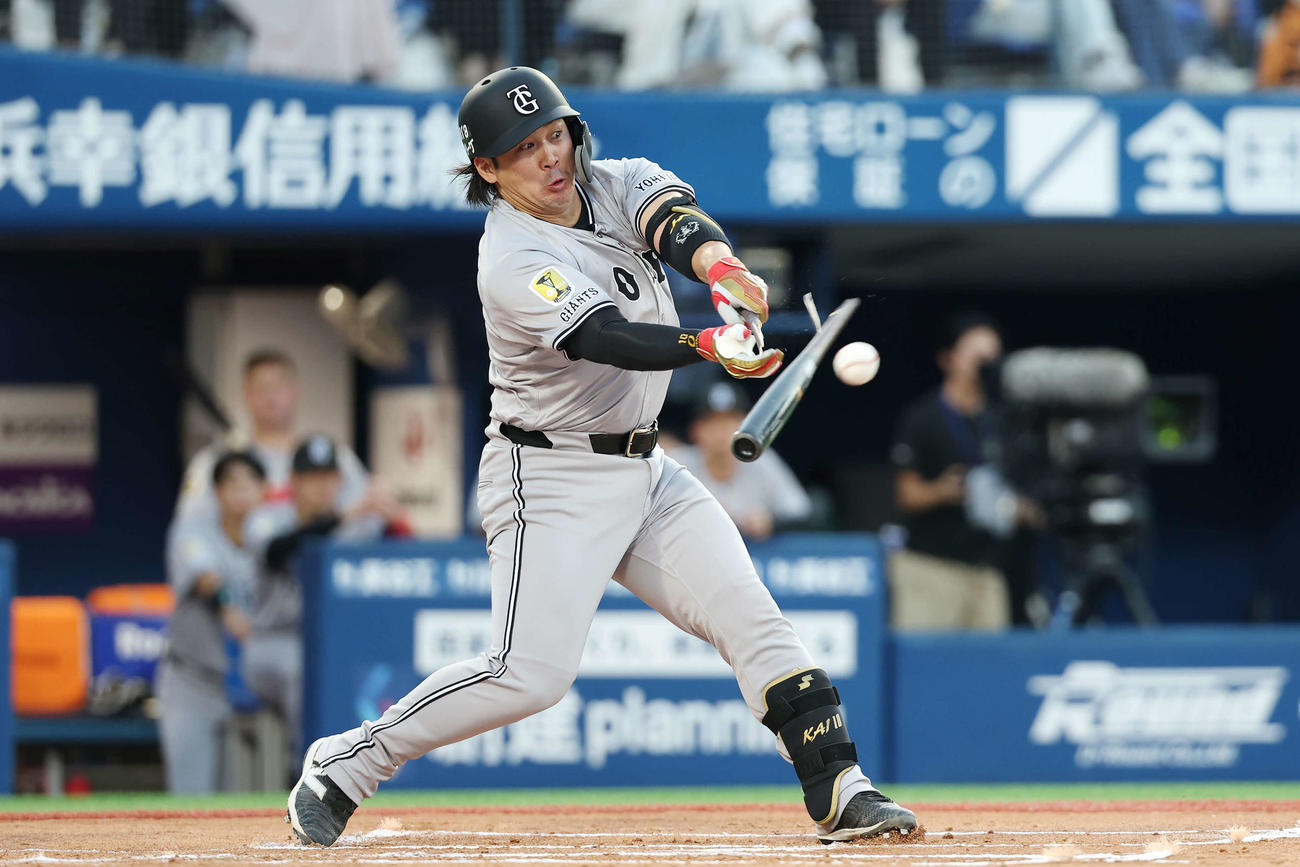DeNA対巨人　1回表巨人2死一塁、バットを折りながら中前打を放つ甲斐（撮影・宮地輝）
