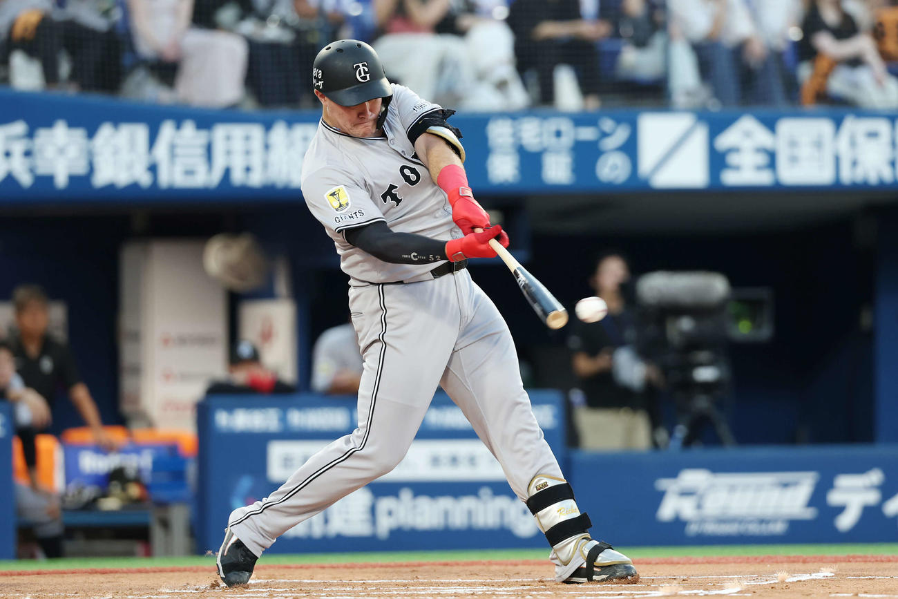 DeNA対巨人　1回表巨人2死満塁、左前適時打を放つリチャード（撮影・宮地輝）
