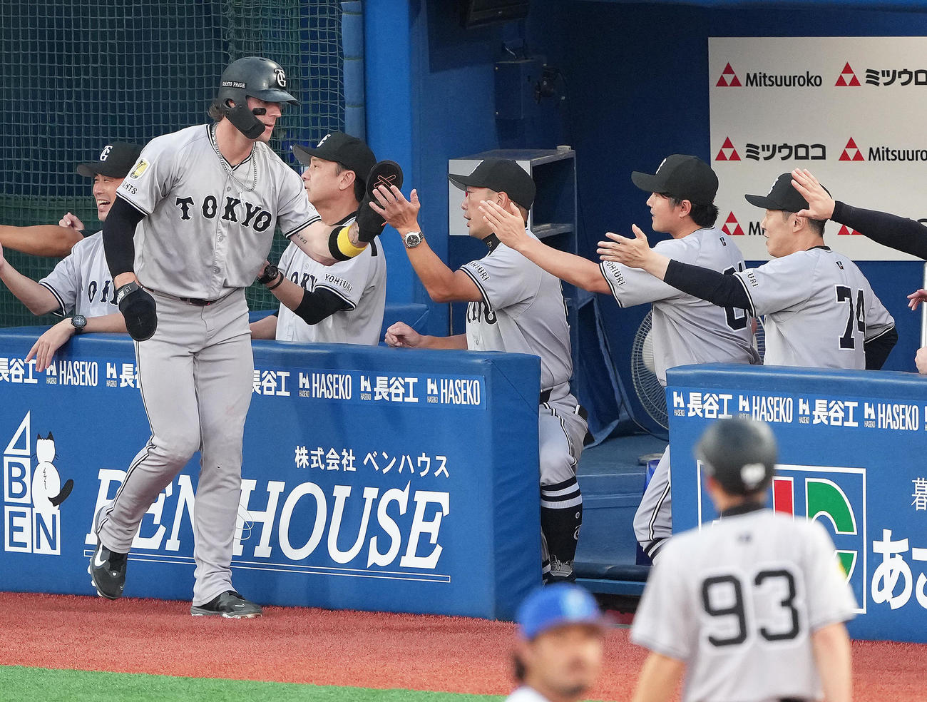DeNA対巨人　1回表巨人2死満塁、リチャードの左前2点適時打で生還したキャベッジ（左端）をタッチで迎える阿部監督（中央）（撮影・足立雅史）