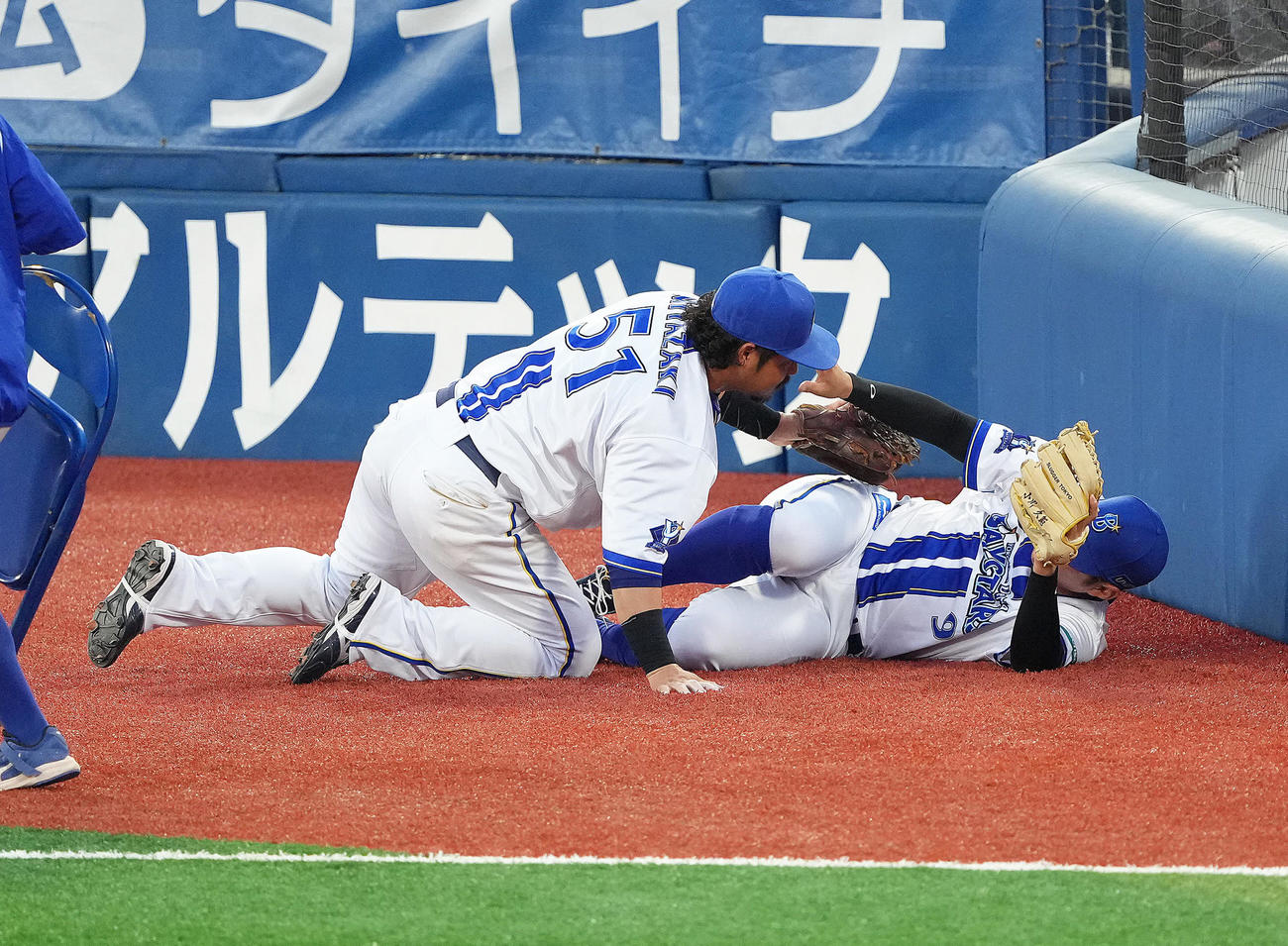 DeNA対巨人　2回表巨人1死、丸の邪飛を宮崎（左）と交錯しながら捕球する遊撃手京田（撮影・足立雅史）