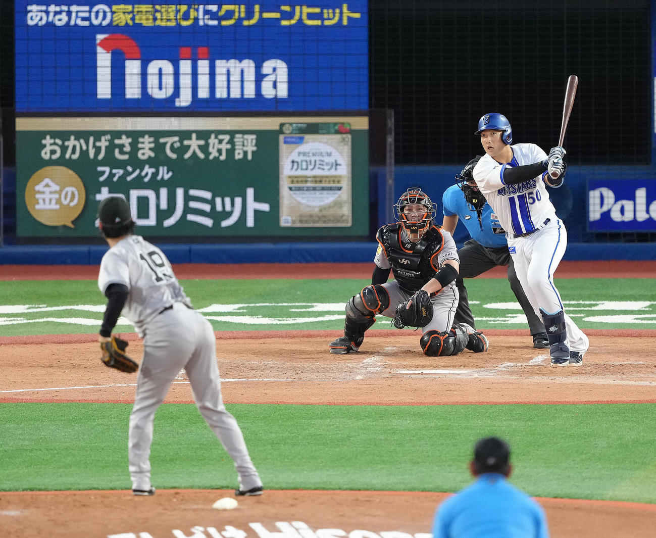 DeNA対巨人　2回裏DeNA無死一塁、山本は中前打を放つ。投手山崎（撮影・足立雅史）