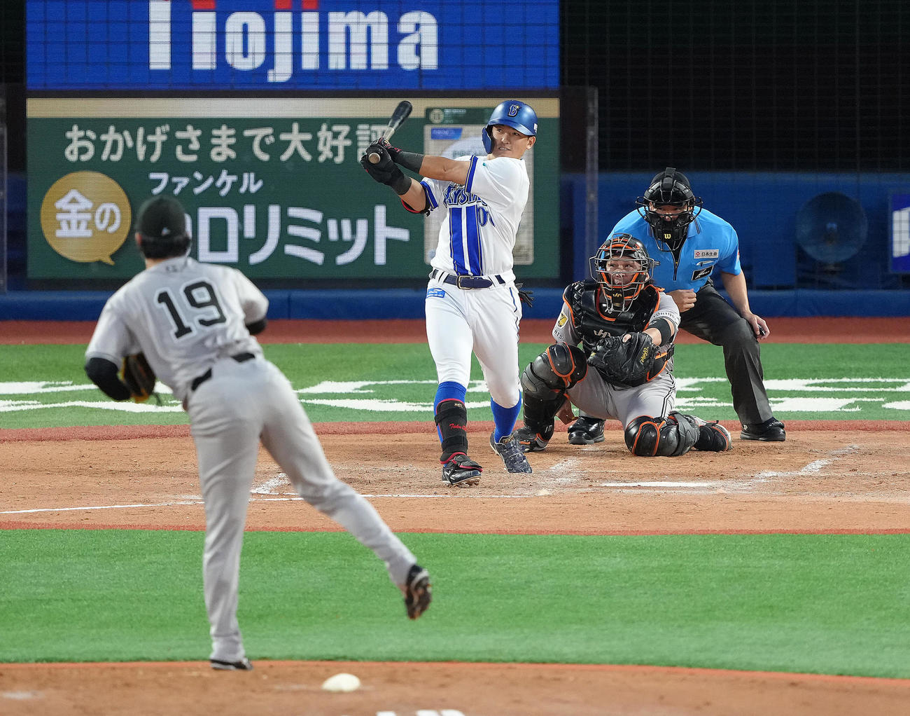 DeNA対巨人　2回裏DeNA無死一、二塁、林は右前打を放つ。投手山崎（撮影・足立雅史）