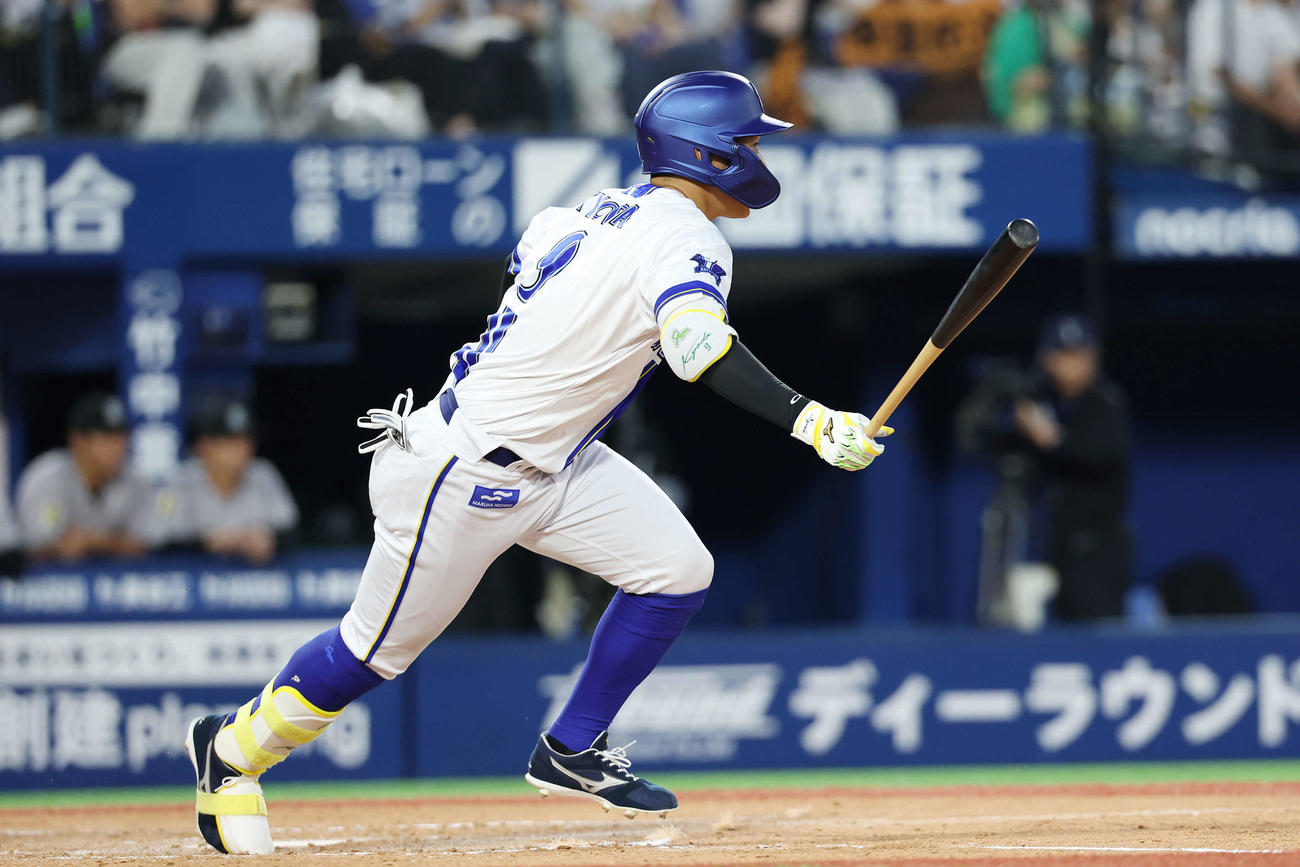 DeNA対巨人　2回裏DeNA無死満塁、京田の遊ゴロで1点をあげる（撮影・宮地輝）