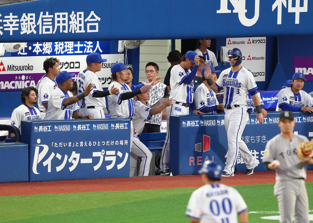 DeNA対巨人　2回裏DeNA無死満塁、京田の遊ゴロの間に生還しタッチで迎えられるオースティン（右から2人目）（撮影・足立雅史）