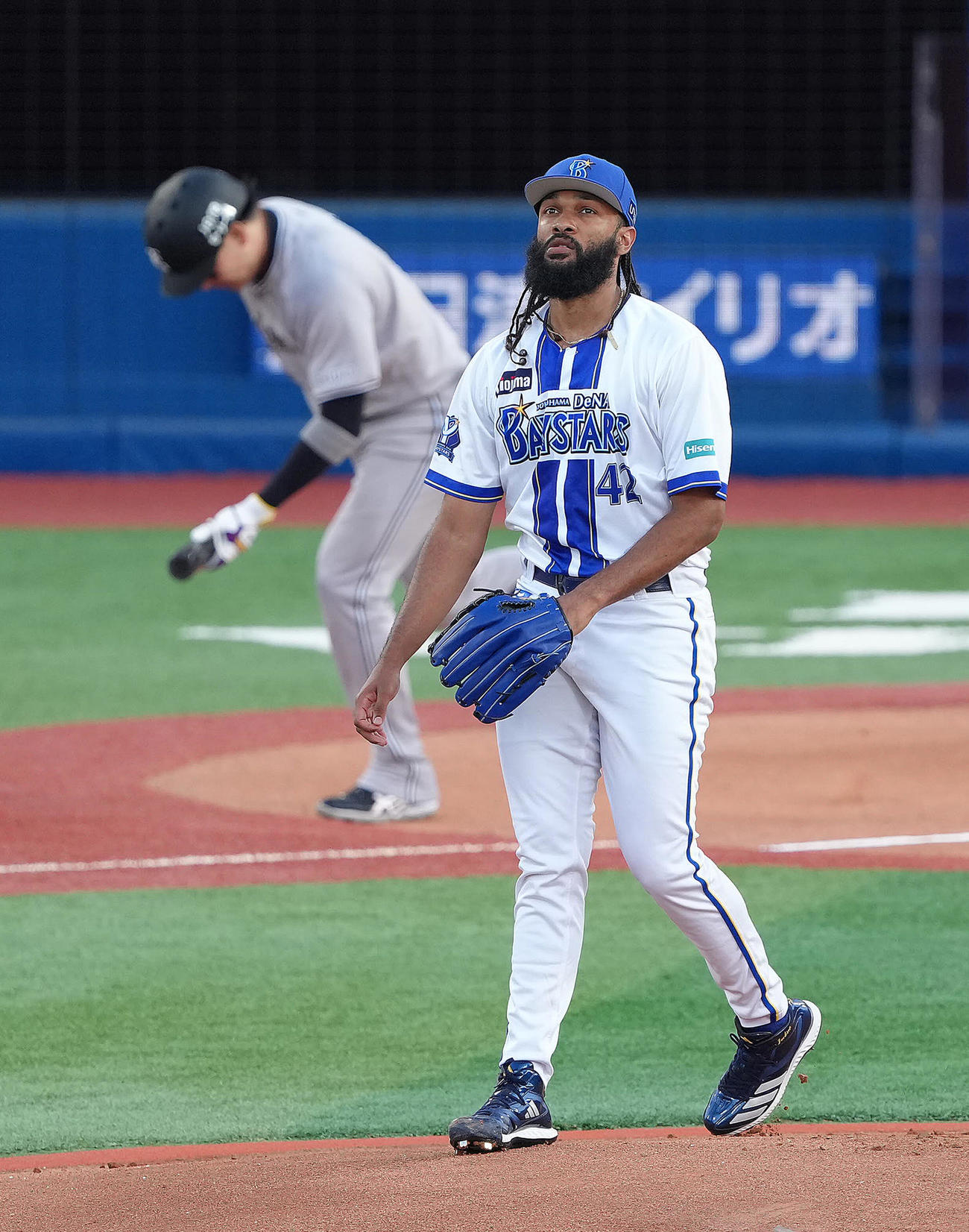DeNA対巨人　1回表巨人無死、丸（後方）を遊飛に仕留めたジャクソン（撮影・足立雅史）