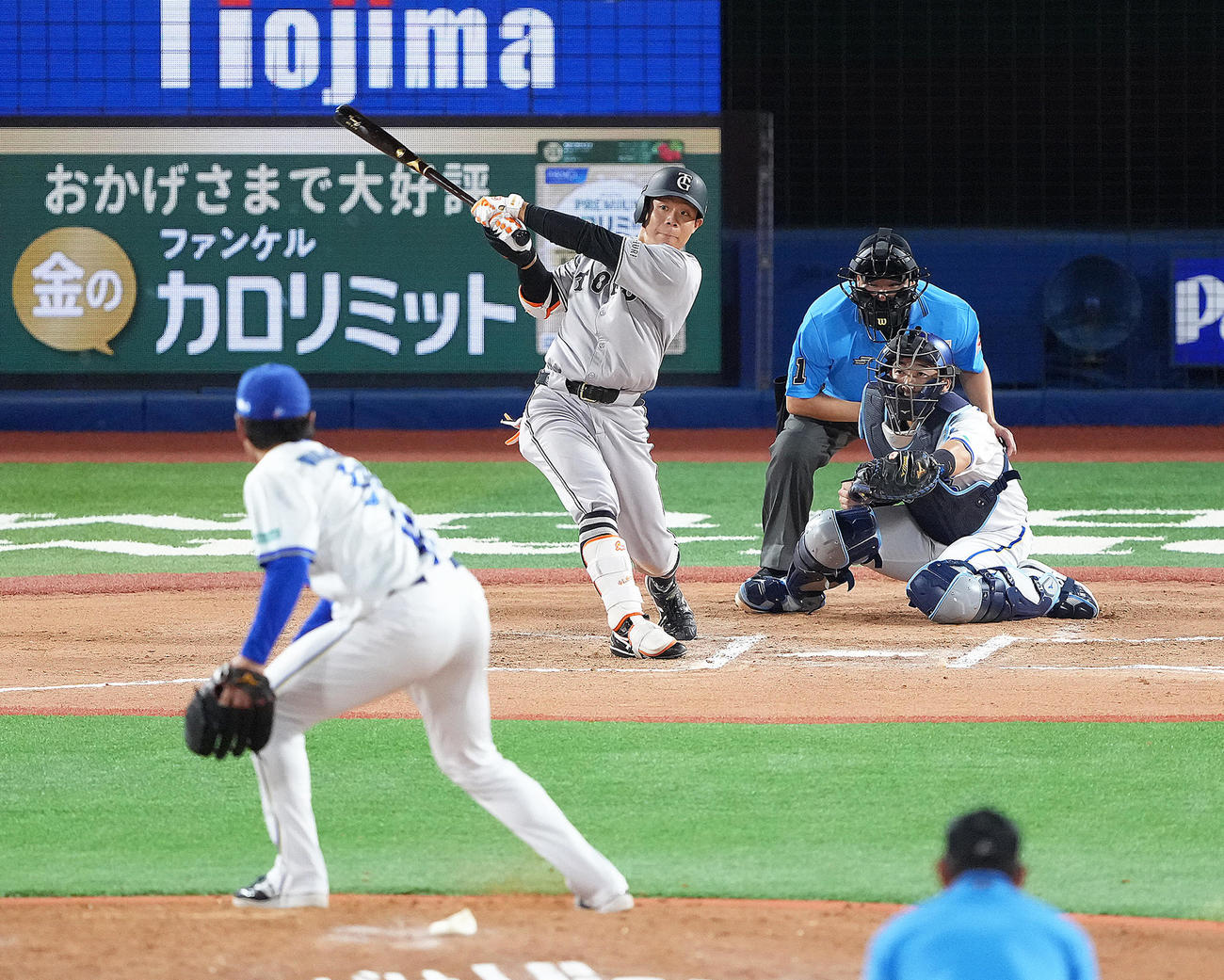 DeNA対巨人　6回表巨人無死一塁、佐々木は右前打を放つ。投手若松（撮影・足立雅史）