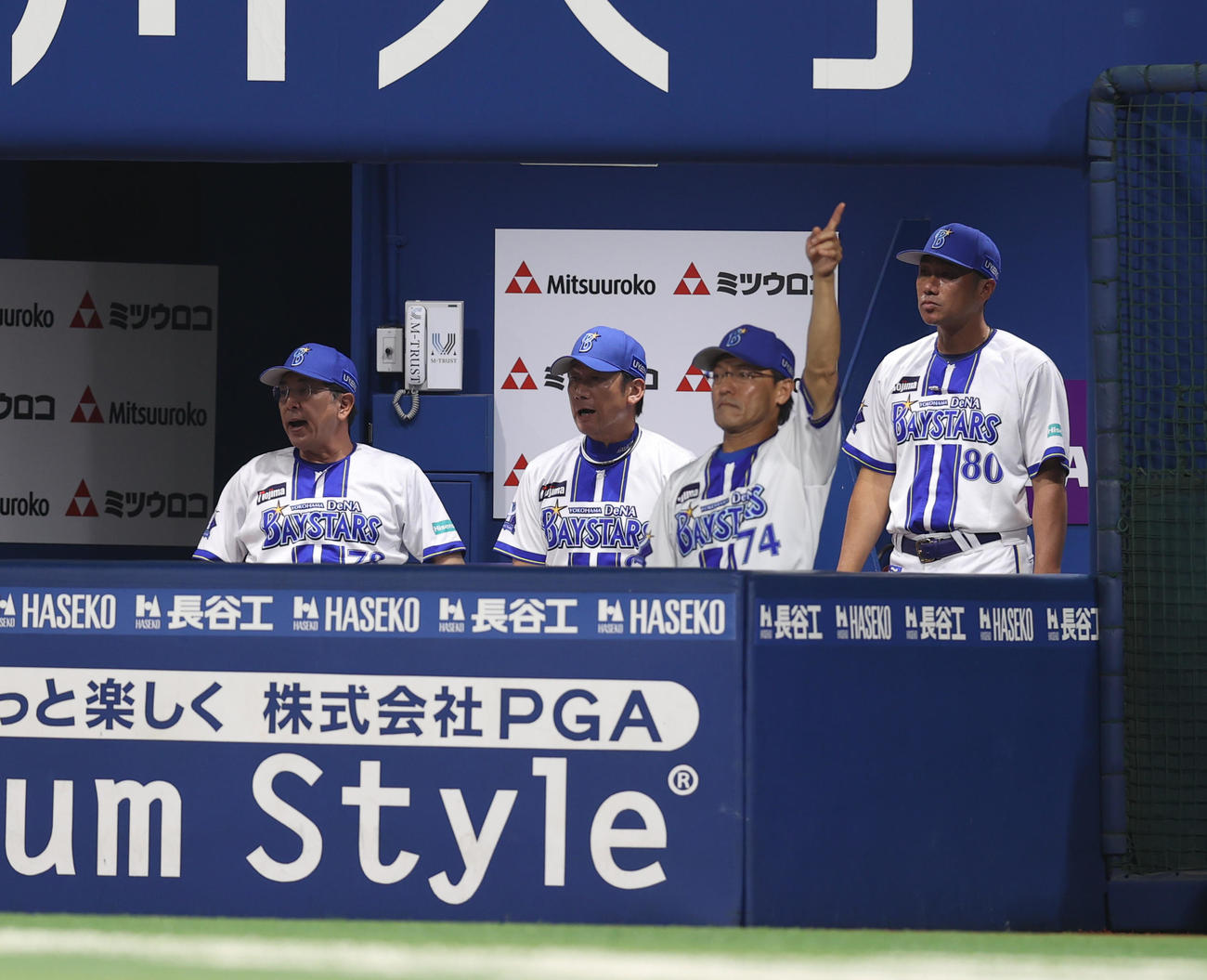 DeNA対巨人　ピンチの連続に渋い表情のDeNA三浦監督（左から2人目）（撮影・水谷安孝）