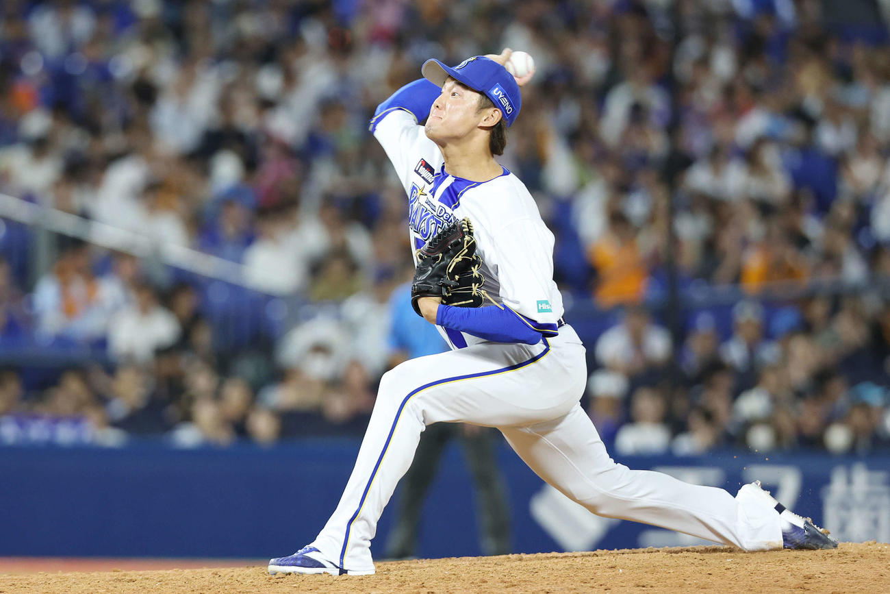 DeNA対巨人　DeNA4番手の森原（撮影・宮地輝）