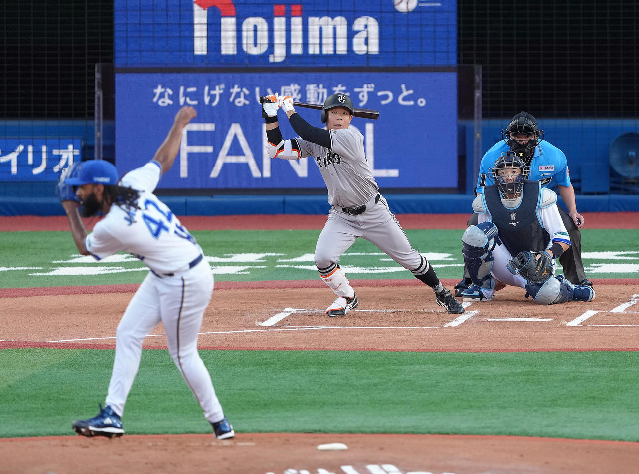 DeNA対巨人　1回表巨人1死、佐々木は中前打を放つ。投手ジャクソン（撮影・足立雅史）